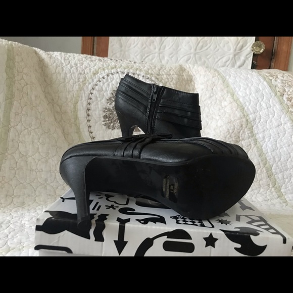 Wet Seal black open toe booties - Picture 4 of 5